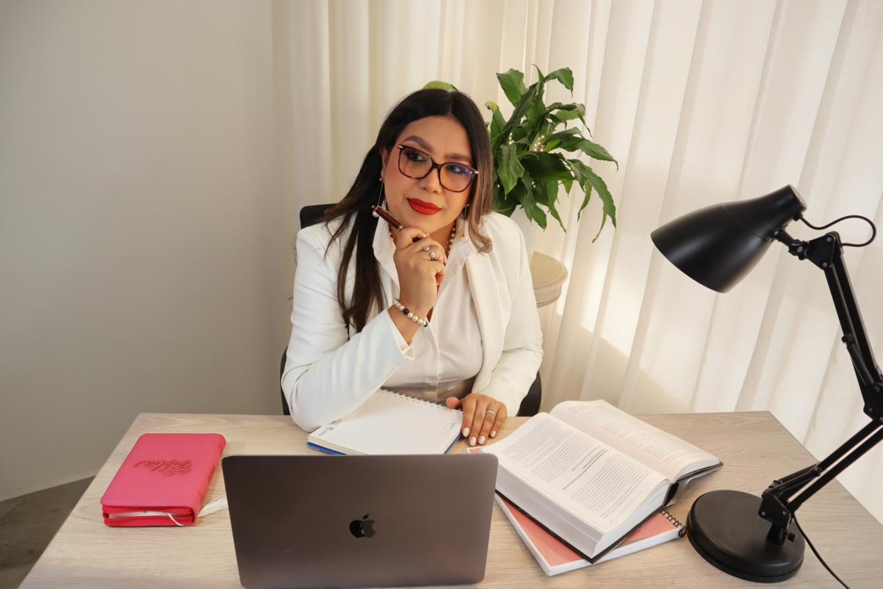 Dra. Claudia León Manosalva en su despacho