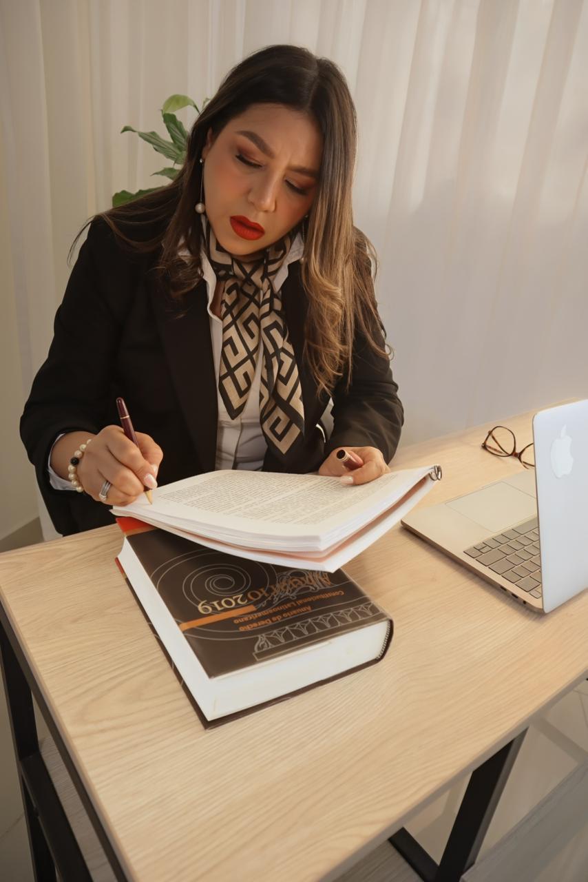 Dra. Claudia León revisando documentos legales